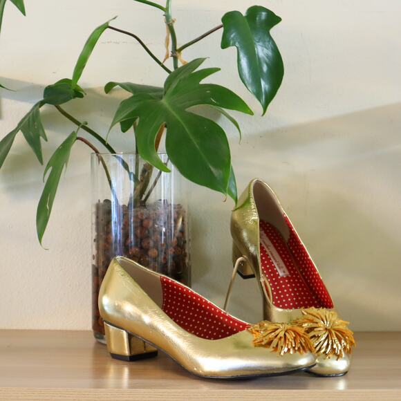 NEW Women's But Another Innocent Tale Gold Pom Pom Pumps Size 8 - Picture 1 of 8